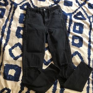 Super high rise black jegging with knee rips